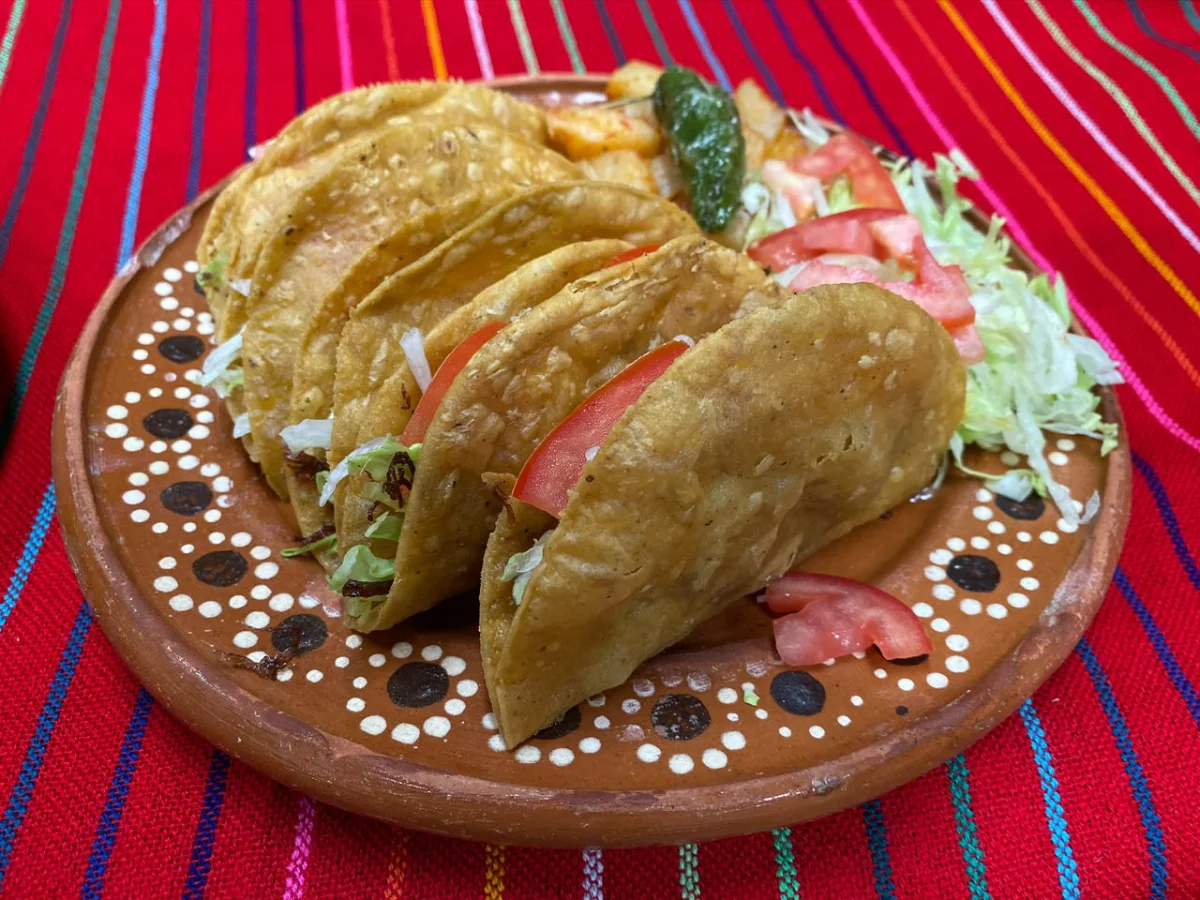 Orden de tacos dorados de deshebrada